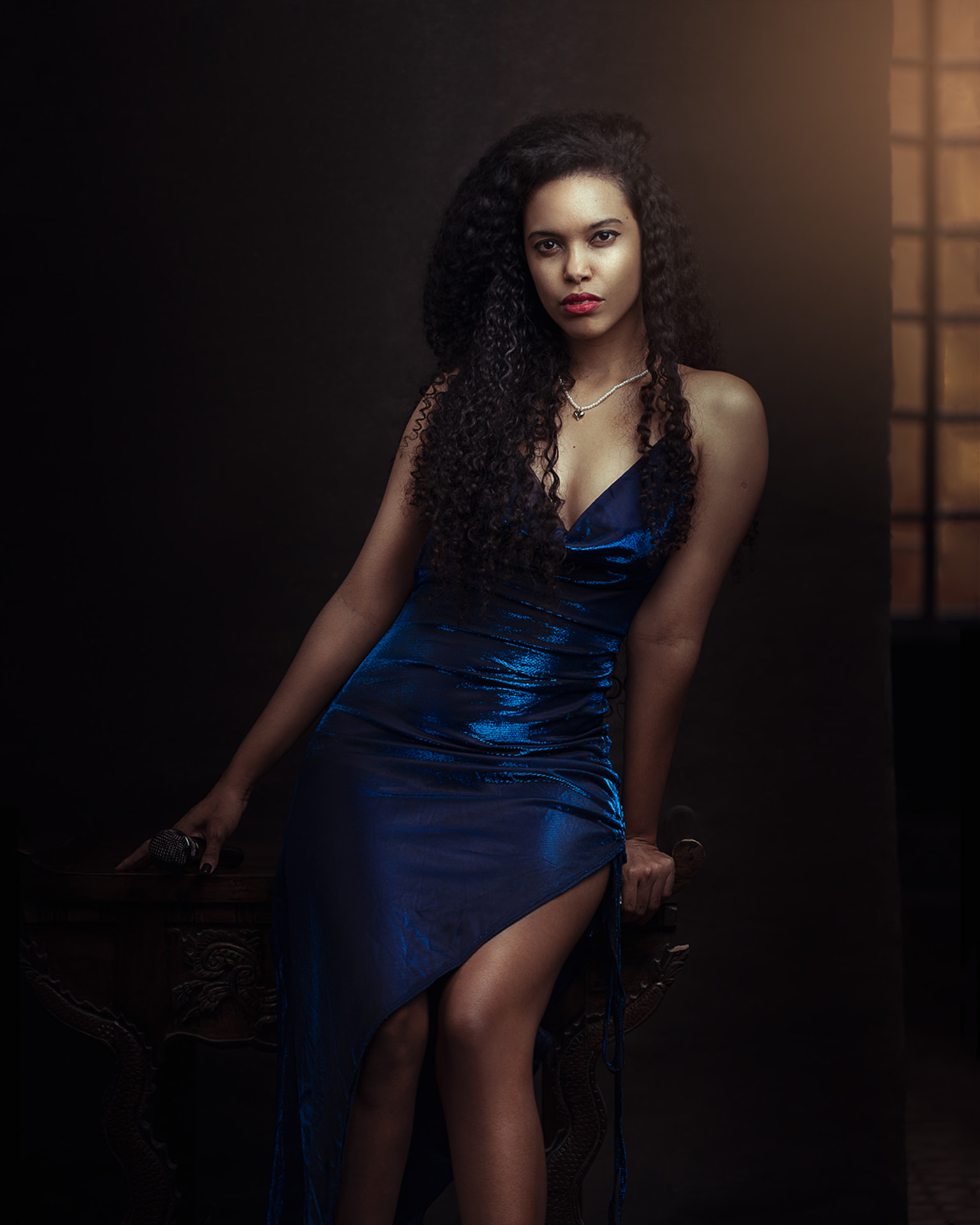 Dayira, lead vocalist and violinist of Qband Royal, in a blue evening dress